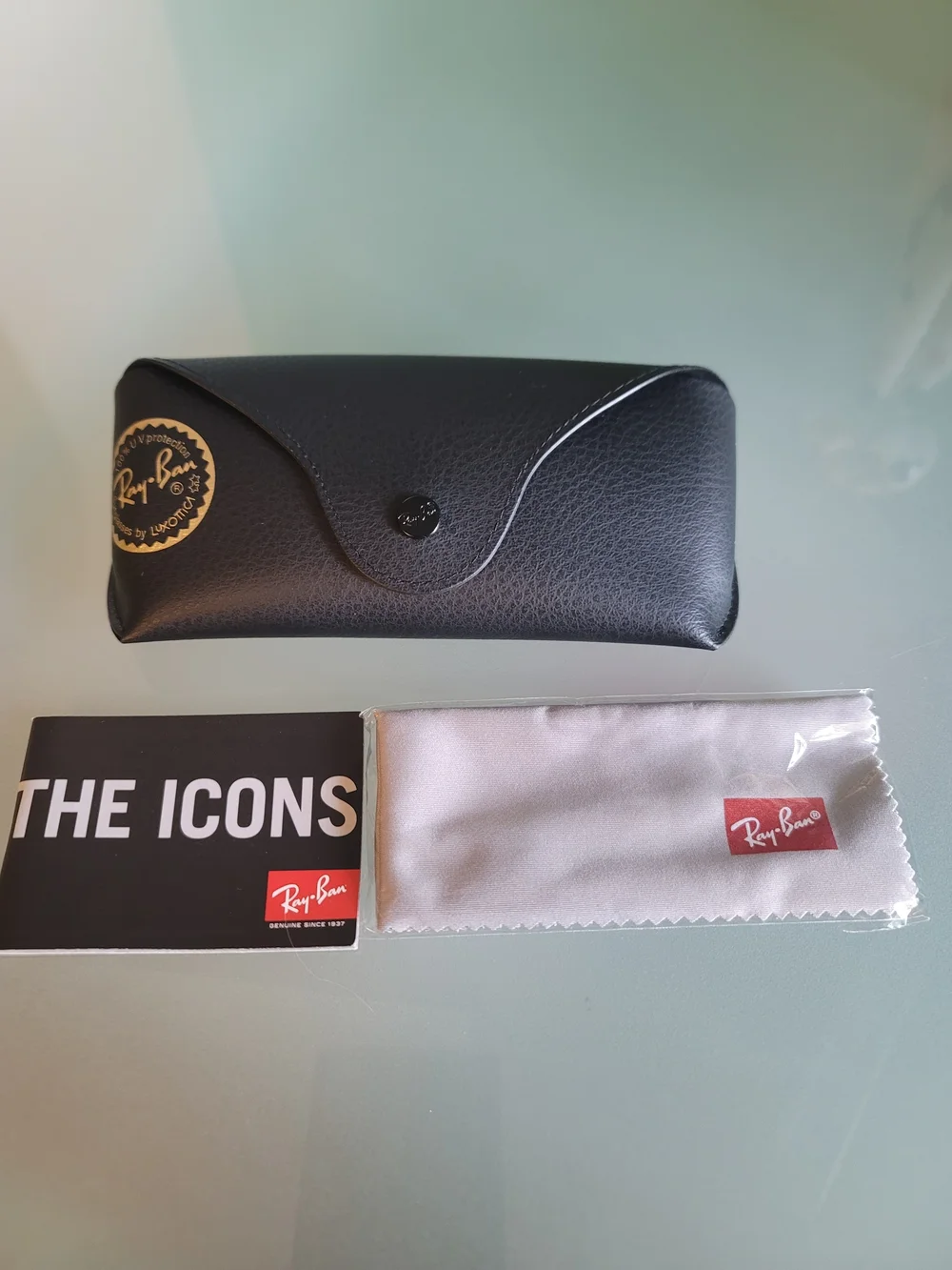 Ray-Ban Black Pebbled Hard Case with Gray Cleaning Cloth